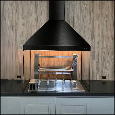 Churrasqueira Leme Gourmet com painel amadeirado e acabamento premium